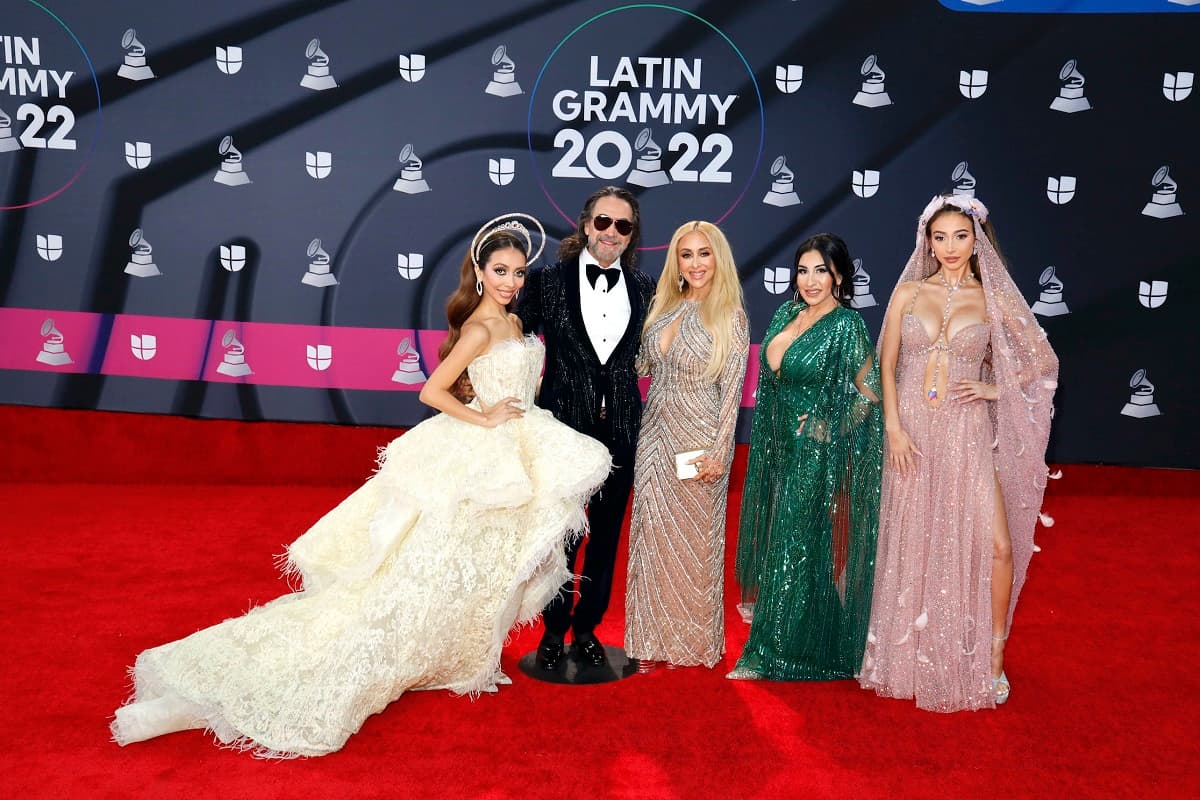 El Buki y su familia roban miradas en la boda de Marc Anthony