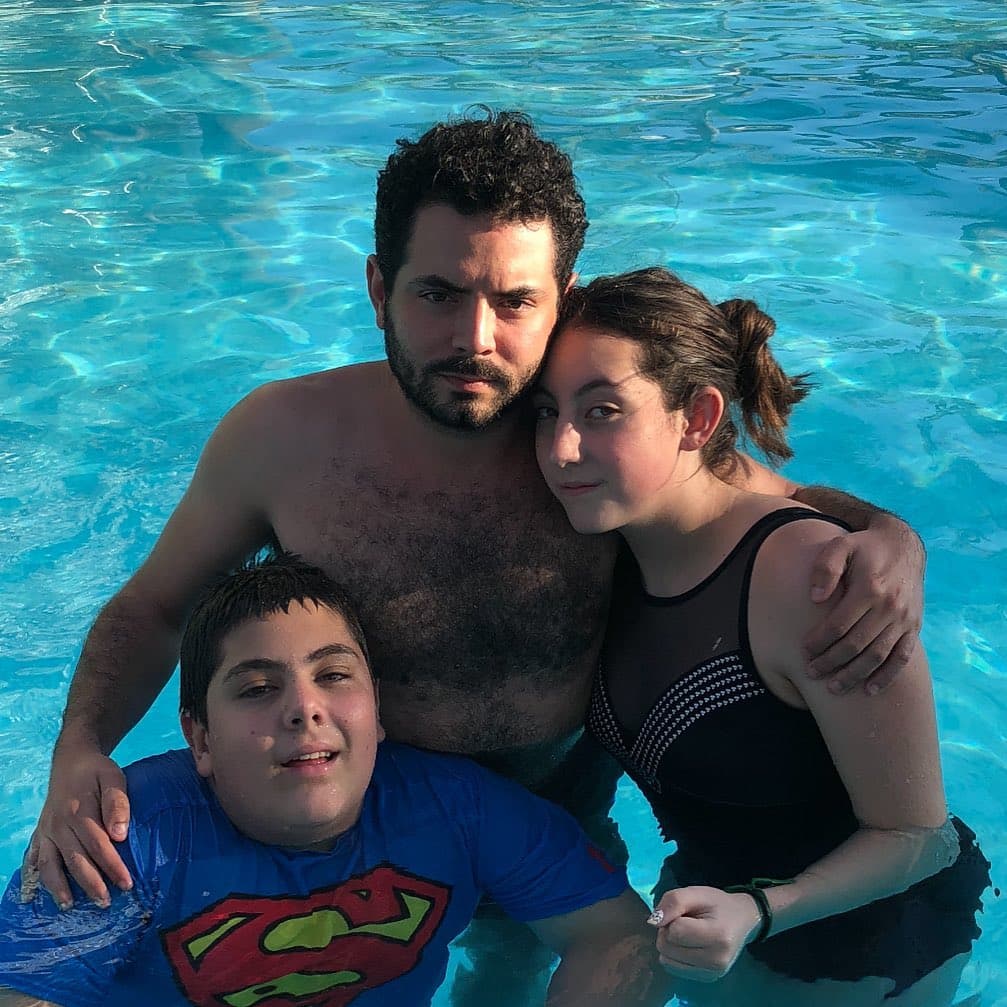 “A veces con Anuar y con Vicky tengo buena relación, pero es por momentos porque están en una edad muy difícil, que es la adolescencia”, contó al periodista.
