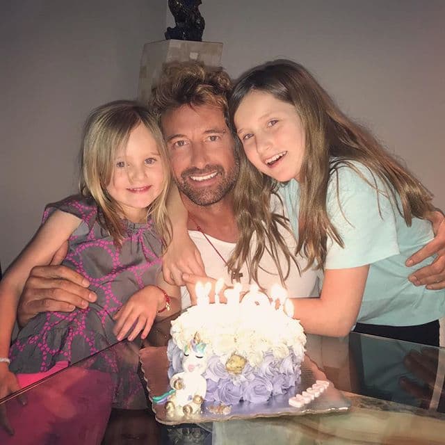 Gabriel Soto cuida de Elisa Marie y Alexa, las hijas que tuvo con Geladine Bazán. Actualmente disfruta de un noviazgo con Irina Baeva y protagoniza la telenovela 'Soltero con Hijas'.