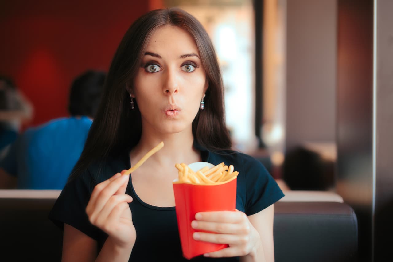 ¿Sientes que se te cae mucho el cabello? ¡Checa qué alimentos debes eliminar de tu dieta para frenar esta situación!
