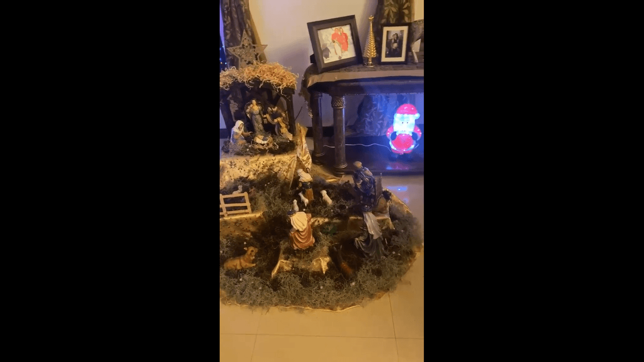 Justo al lado del árbol navideño, ubicado frente al piano y el comedor, Kimberly Flores y Edwin Luna pusieron un pequeño nacimiento.
