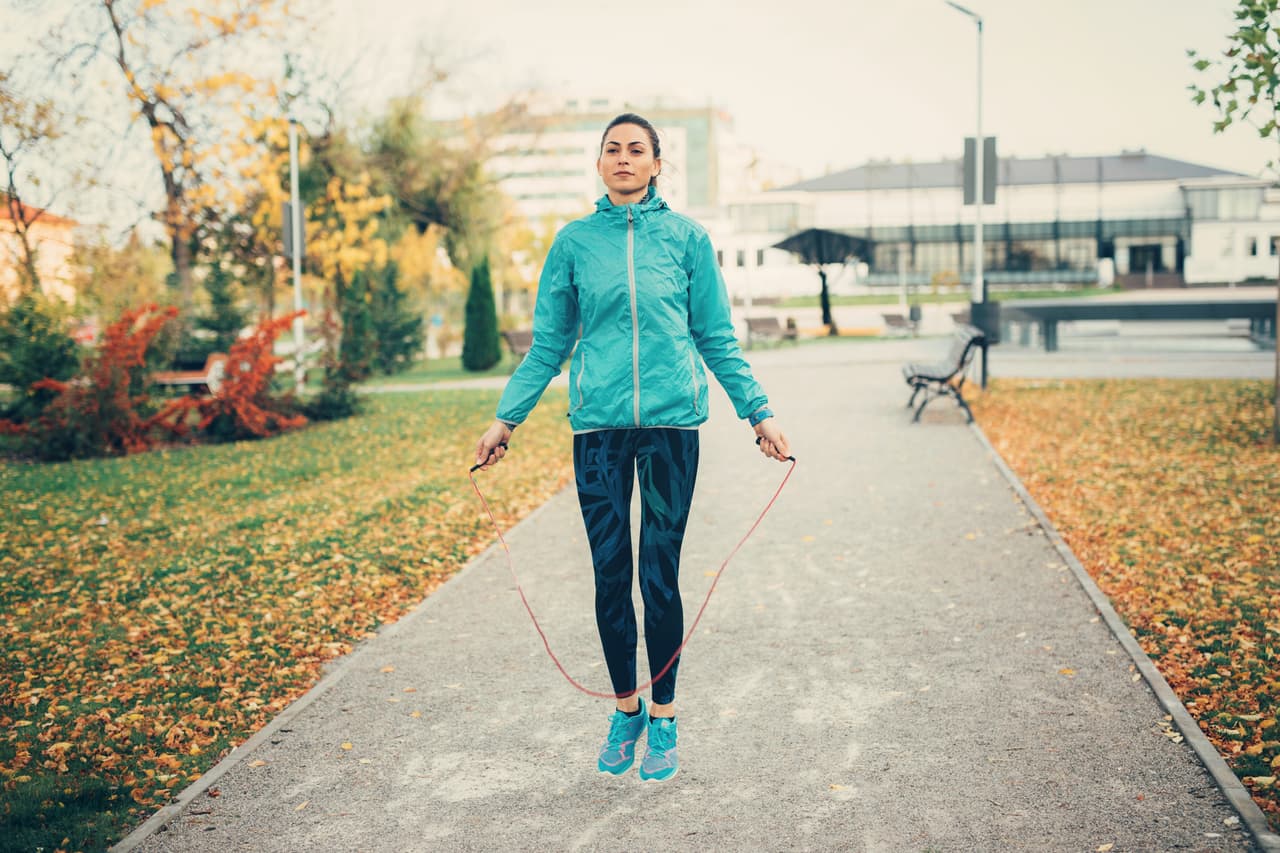 ¿Sabías que puedes quemar hasta 500 calorías en 20 minutos con solo saltar la cuerda? ¡Haz clic en la galería y conoce más beneficios de esta actividad!
