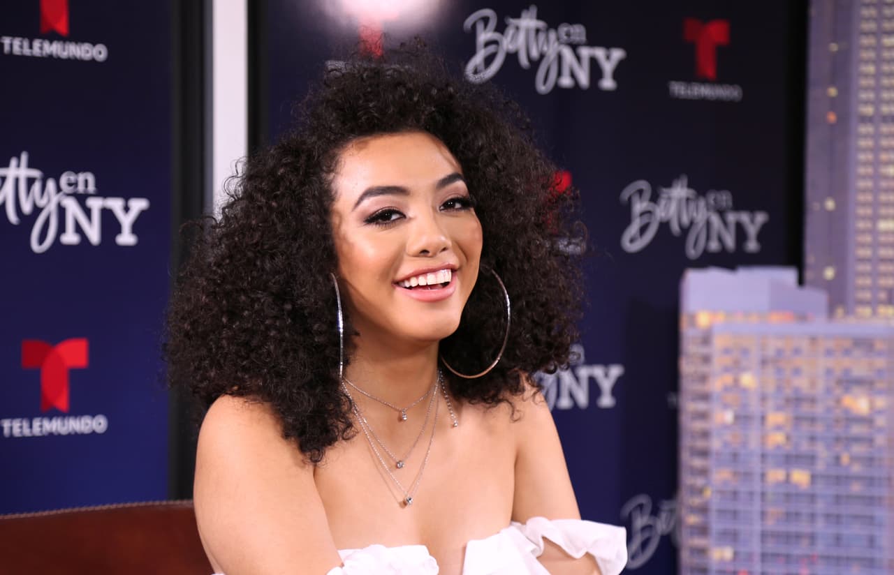 Elyfer fue conductora del programa ‘Te cae’ de Snapchat y fue finalista en el concurso Chica E! México en 2016.