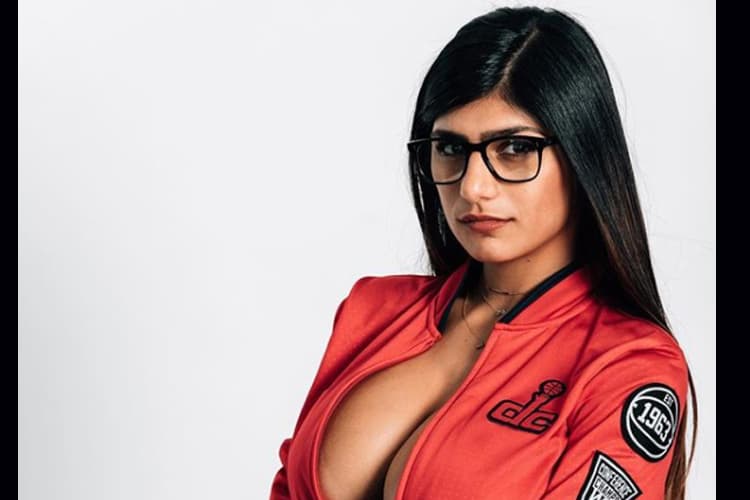 Mia Khalifa se quita la ropa una vez más