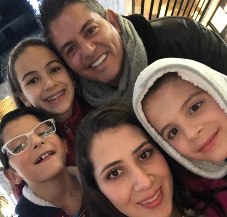 El actor destacó que su hija Bárbara le ha pedido una hermanita, además que su edad y la de su esposa (a quien le lleva 27 años) no es impedimento para convertirse en padres nuevamente. “Vamos a ver qué pasa. Mi esposa es muy joven, mis hijos están pequeñitos. Vamos a ver si (llega) otra niña, otro niño”, añadió.