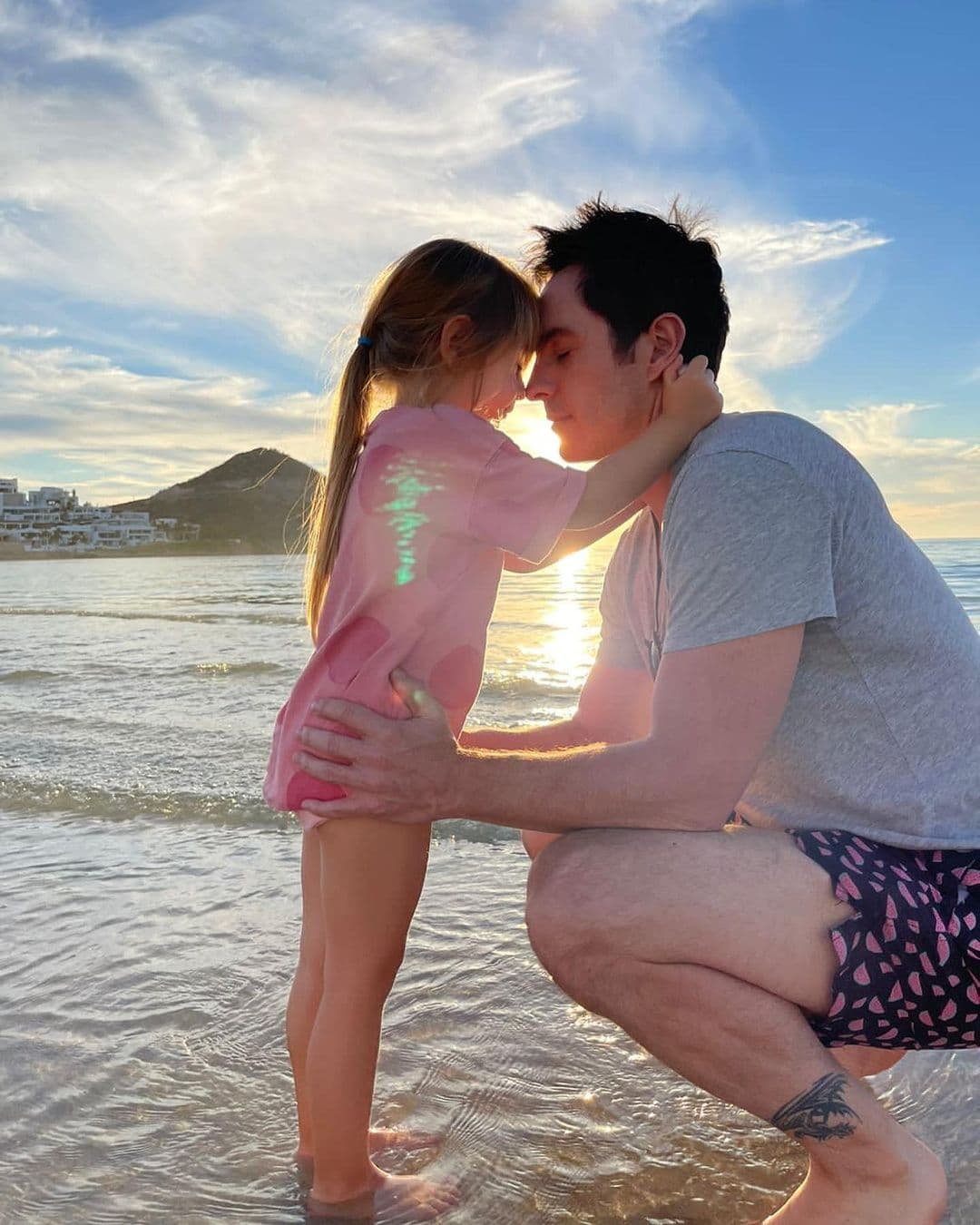 Mauricio Ochmann muestra lo grande que es su hija Kailani.