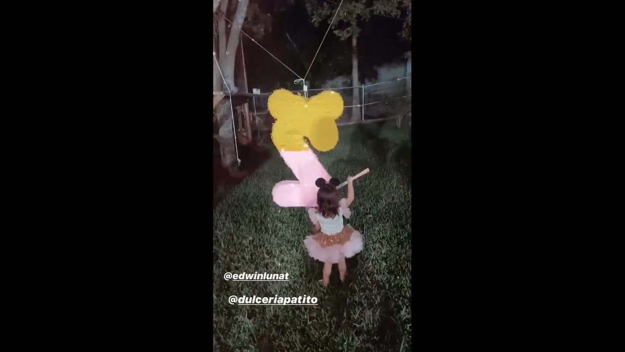 Horas antes de que terminara la fiesta, la hija de Edwin Luna y Kimberly Flores rompió una de las piñatas que también fungieron como decoración.