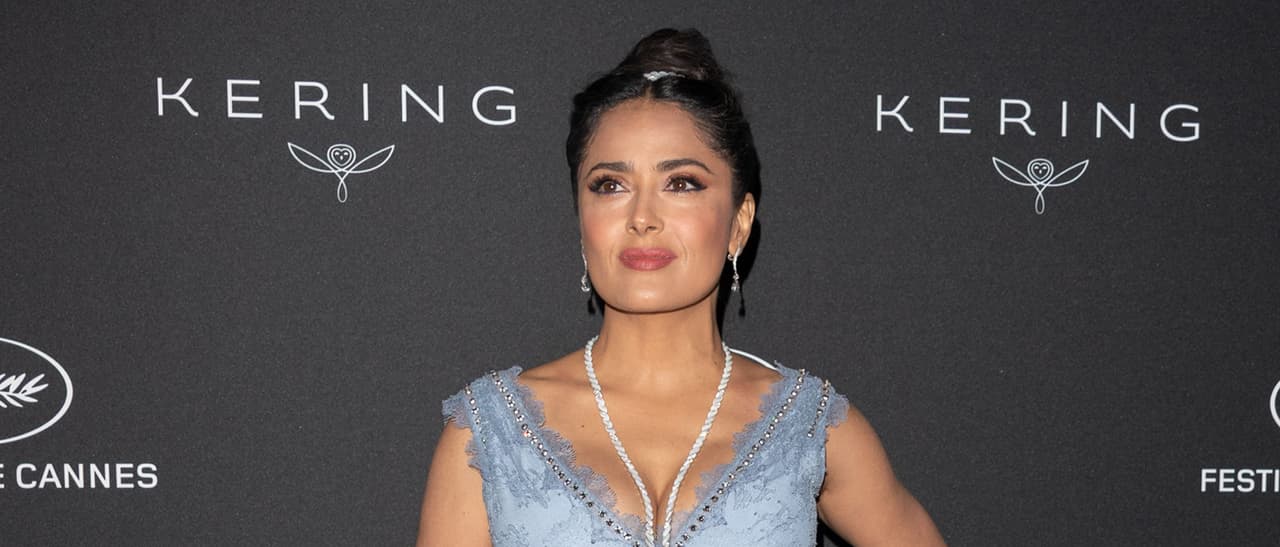 Salma Hayek presume escote y adorable sonrisa
