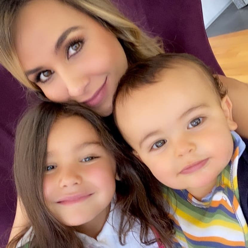 Además, el pasado 22 de abril, Odalys subió una selfie en compañía de sus hijos, donde detalló que los pequeños son su vida entera y Patricio Borghetti, el padre de los menores, destacó que “¡Los 3 iguales!”.