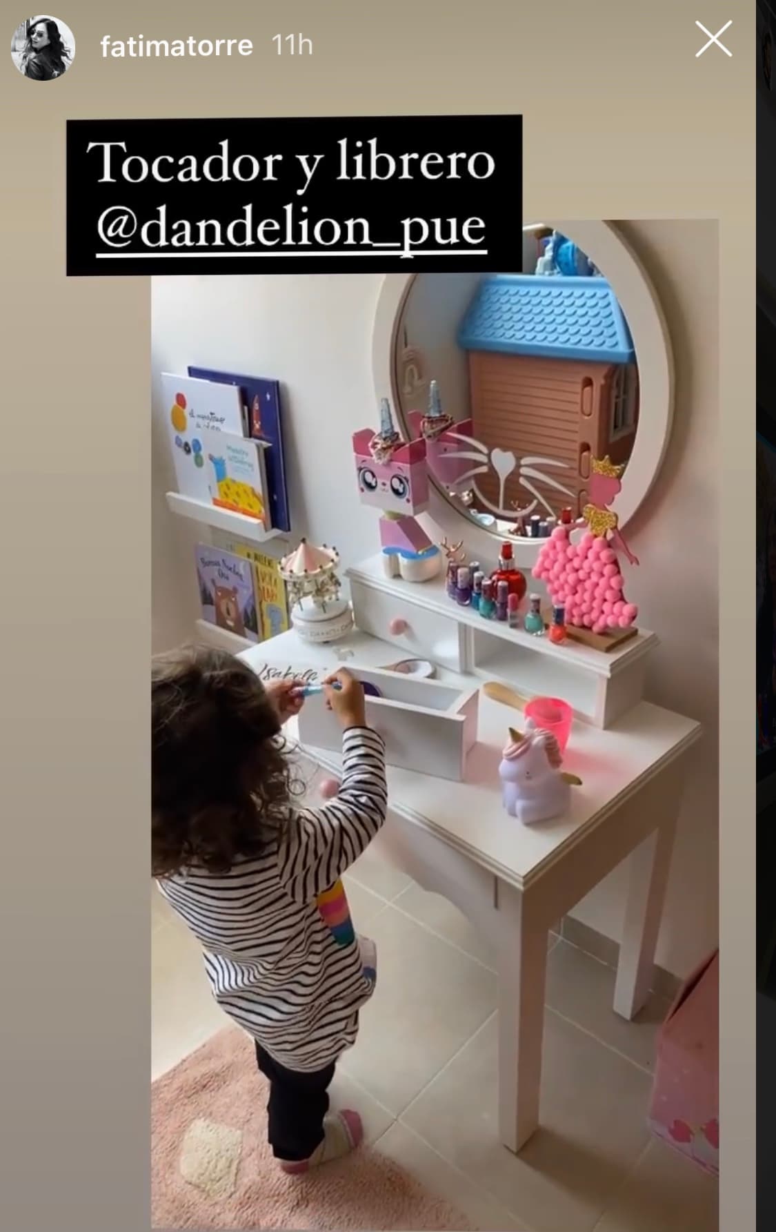 Finalmente, el recorrido por el cuarto de su primogénita, culminó con una toma abierta que Torre hizo del tocador de Isabella, en el cual se pueden apreciar algunos accesorios en tonalidades rosas y moradas. La actriz también añadió que proximamente realizará un tour de esta pieza en su canal de Youtube para mostrar más detalles.