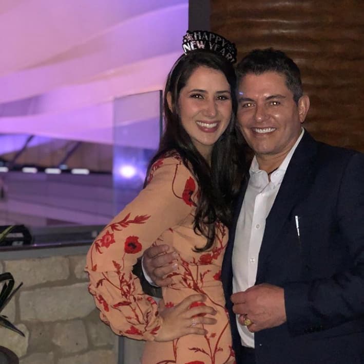 Patricia compartió que a pesar de que el actor le pidió que salieran a tomar un café, no lo volvió a ver hasta tres años después en una boda. Ese día la invitó a la fiesta del papá de Carla Estrada y a pesar de que no tenía su número, consiguió el teléfono de la casa de sus abuelos, aunque lamentablemente no pudo ir a dicho festejo.