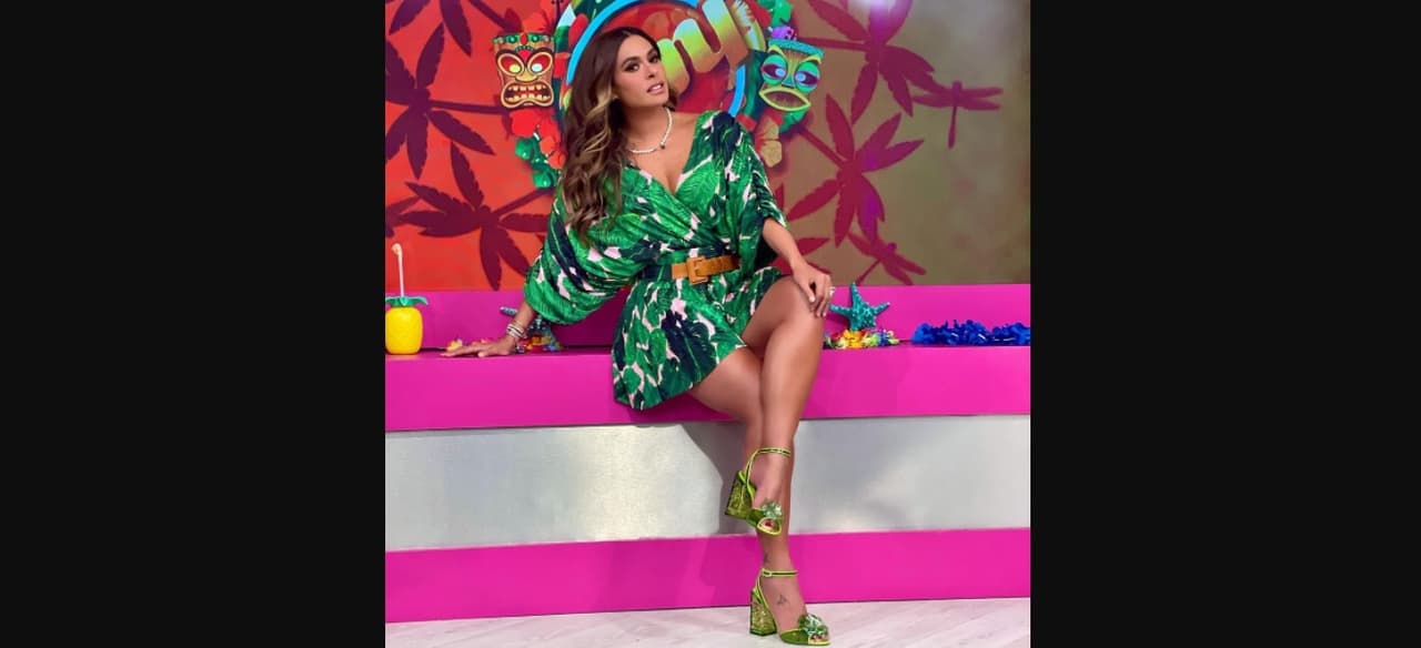 Uno de los zapatos que más llamaron la atención fueron los que combinó con un vestido de LatinaGal Boutique y un cinturón mostaza. Se trataba de unas sandalias estilo Cenicienta con tacón de cristal de la marca Dolce & Gabbana, que tienen un costo de 27 mil pesos.