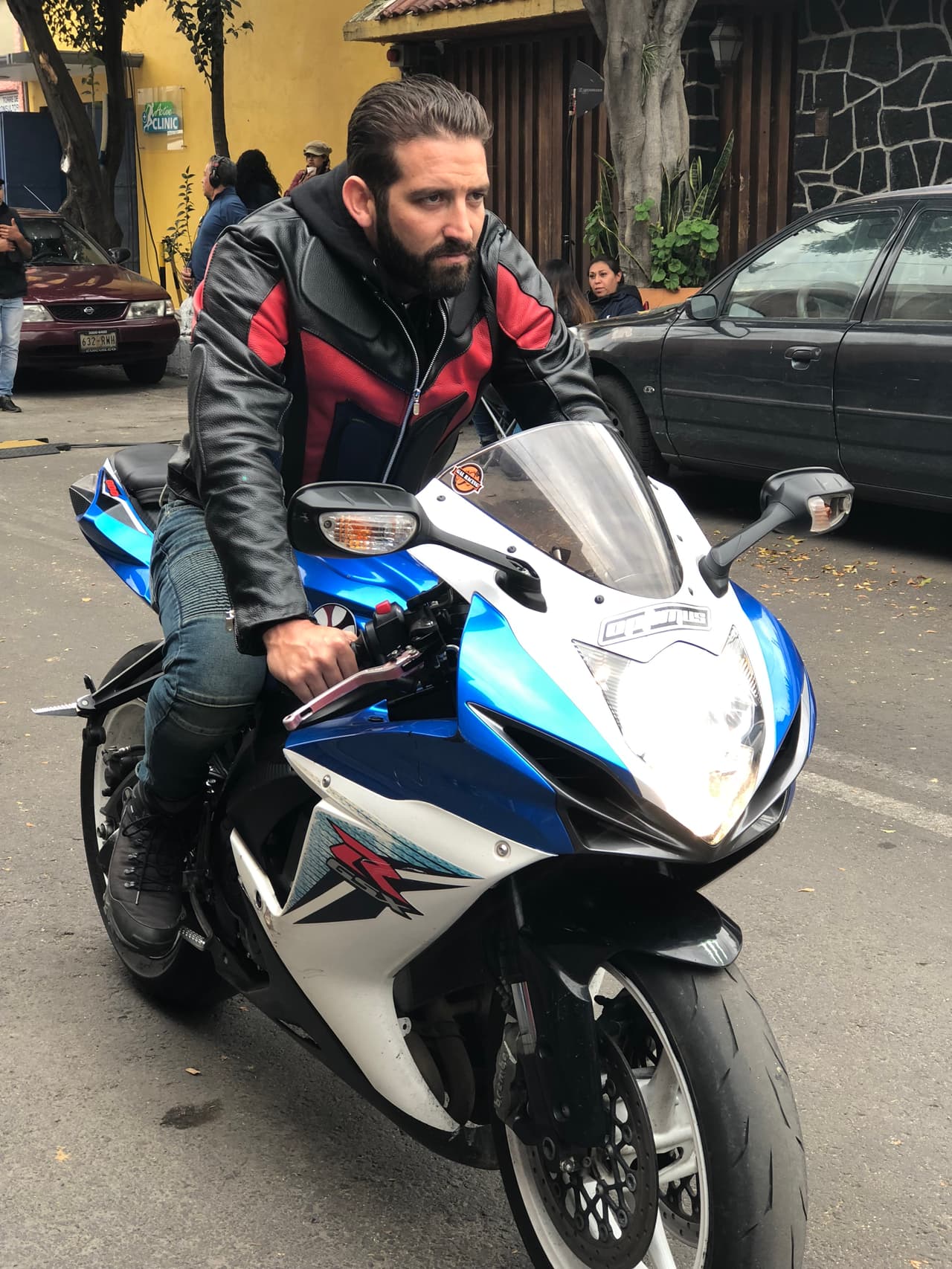 El cómplice de Adela tiene un terrible accidente en moto