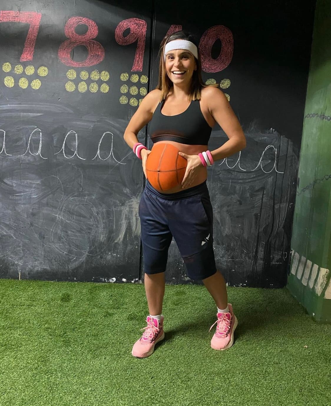 Como era de esperarse, las fotografías de Tania Rincón luciendo su baby bump de inmediato se viralizaron en redes sociales, donde sus seguidores destacaron lo guapa que lucía embarazada.