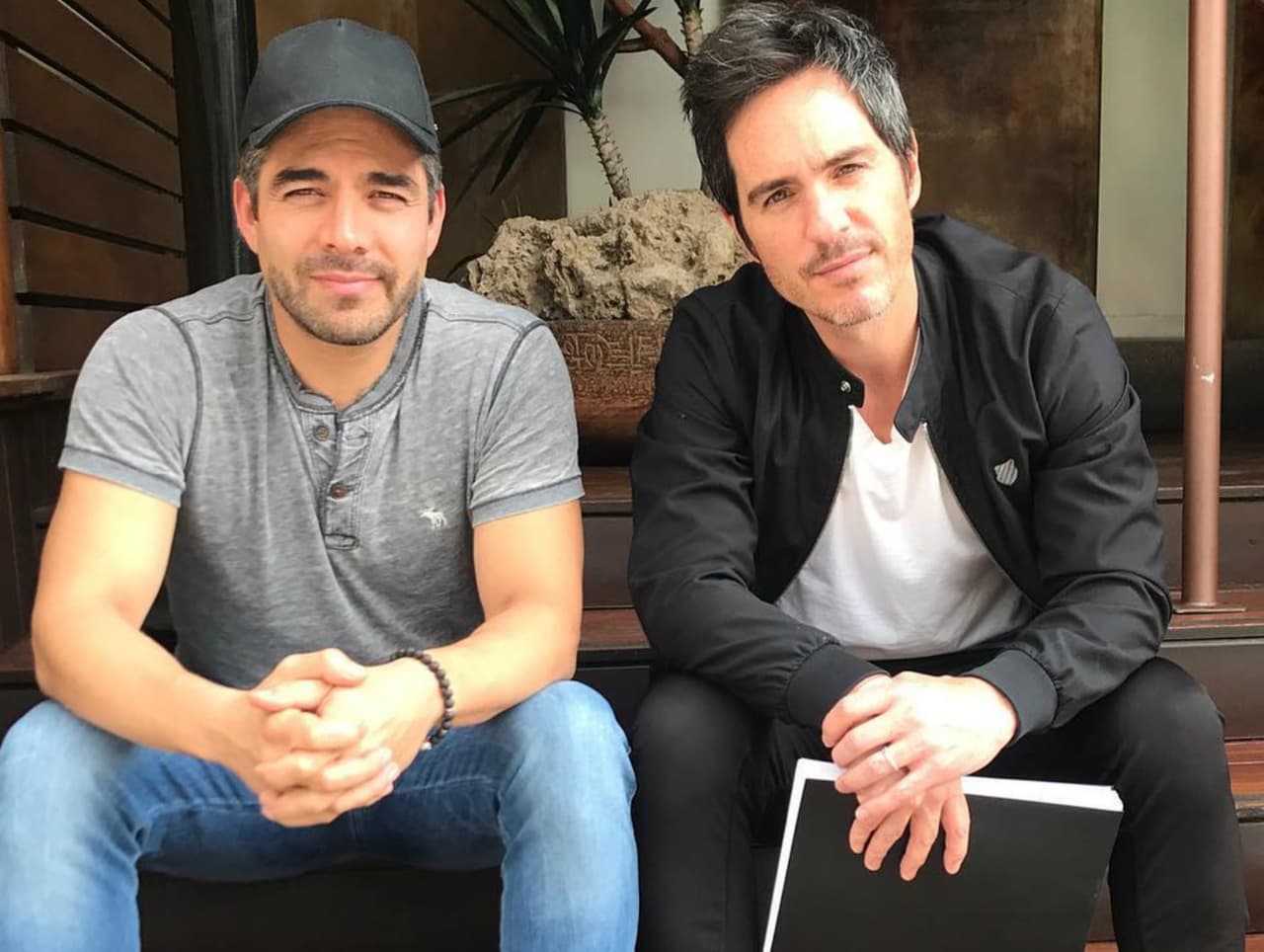 Omar Chaparro y Mauricio Ochmann son captados en calzones