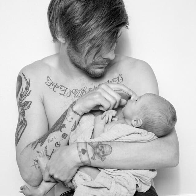 Tras una breve relación con Briana Jungwirth, Louis Tomlinson procreó a su hijo Freddie Reign de quien es muy discreto compartiendo fotografías en redes sociales.