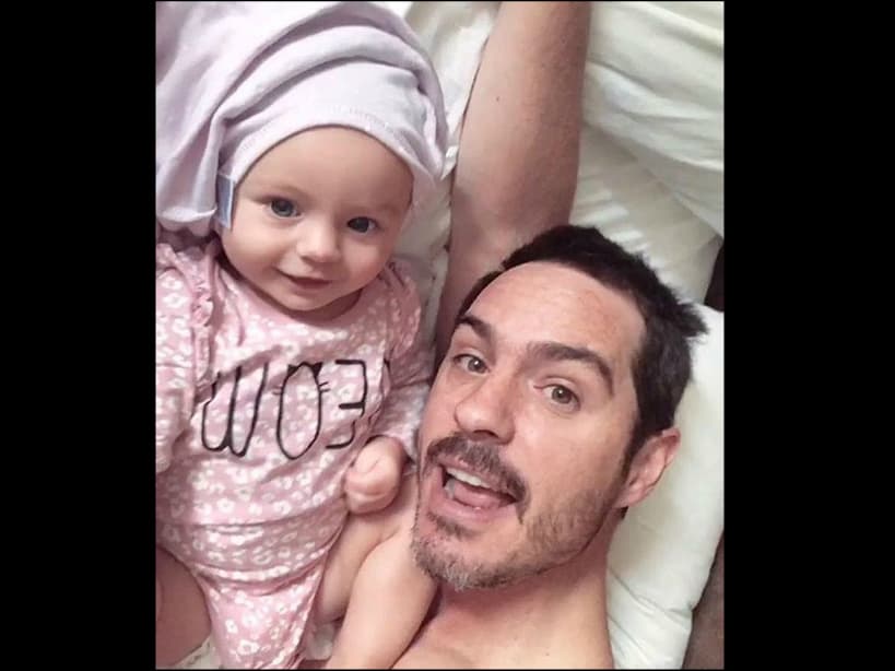 A Kai le tocó un papá muy cariñoso, que comparte fotos a cada momento.