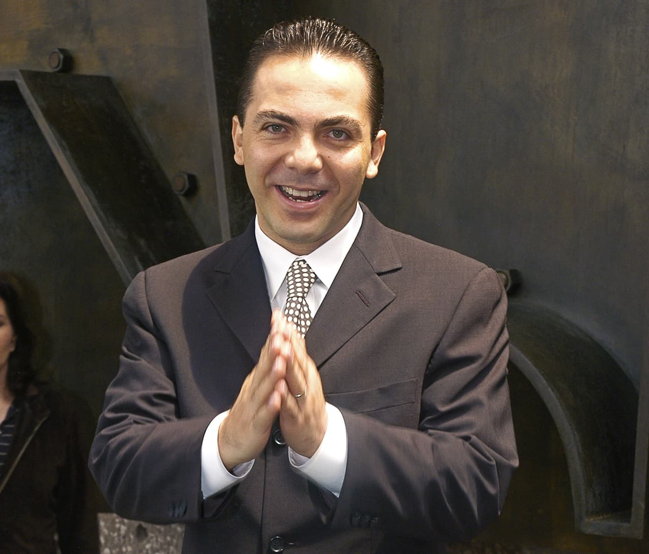 Cristian Castro le canta 'las mañanitas' a su mamá en pleno concierto