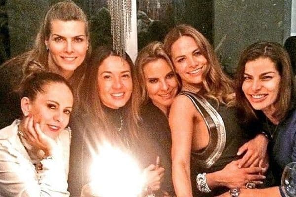 Pese a que Roxanna Castellanos y Fabiola Campomanes hicieron mención de su compañera en sus respetivos posteos, para nadie es un secreto que la amistad entre Kate del Castillo y Yolanda Andrade quedó fracturada desde 2016, cuando la hija de Eric del Castillo fue vinculada con el narcotraficante Joaquín ‘El Chapo’ Guzmán Loera.