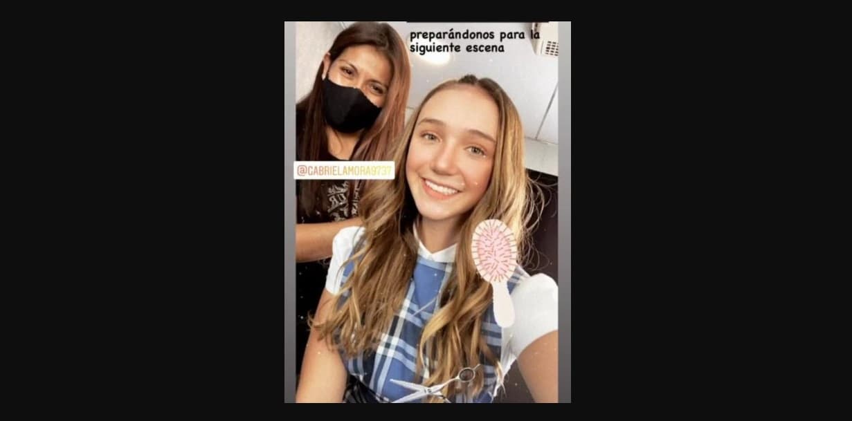 La imagen de la hija de Andrea Legarreta se volvió viral en distintas cuentas de clubs de fans y acaparó los titulares; además, también mostró cómo la preparan en maquillaje para las escenas.