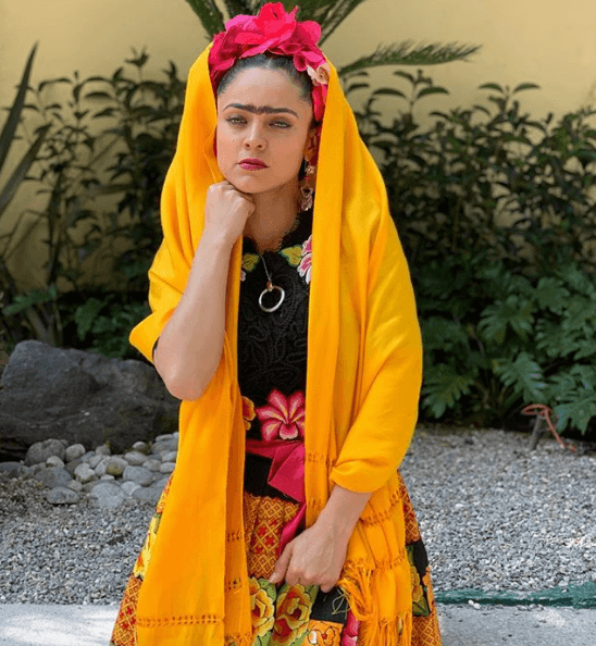 8. En este “nuevo” filme, “Tecla” se convirtió en la mejor amiga de “Cleo”, la muchacha que trabaja en la otra colonia. Para ganarse este papel se preparó barriendo el patio de una casa echando “harto” jabón a la coladera. Tal como inicia la cinta de “Roma”.
