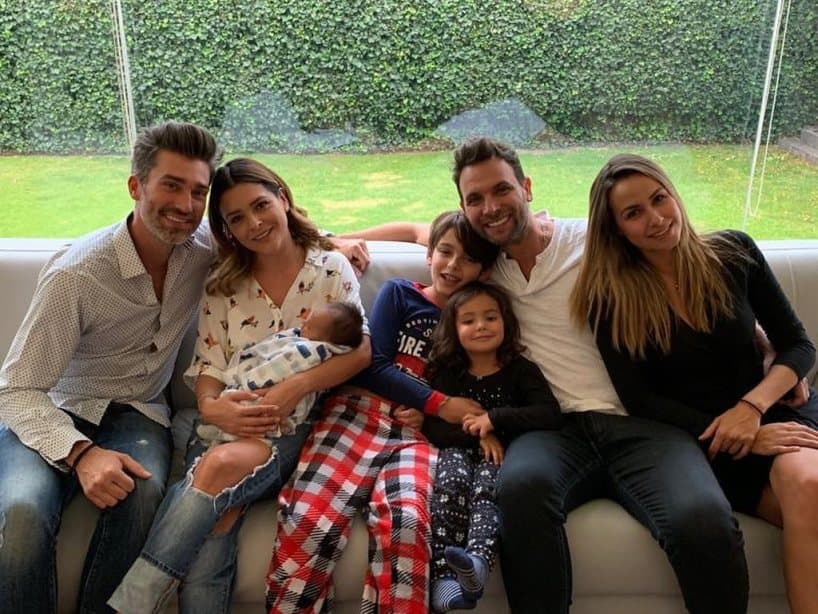 Santino es fruto del matrimonio que Grettell Valdez y Patricio Borghetti sostuvieron en el pasado, mientras que Gia y Rocco, sus hermanos menores, son producto de la relación que el argentino mantiene desde hace años con la conductora de espectáculos.