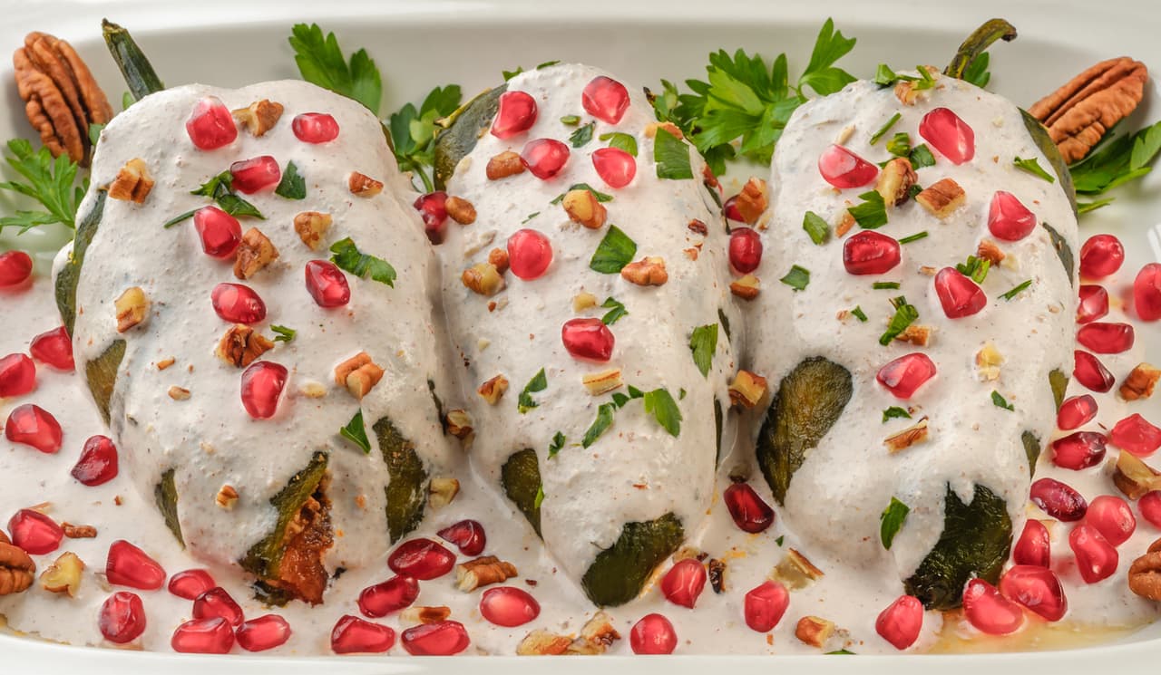 Los chiles en nogada son un platillo típico mexicano