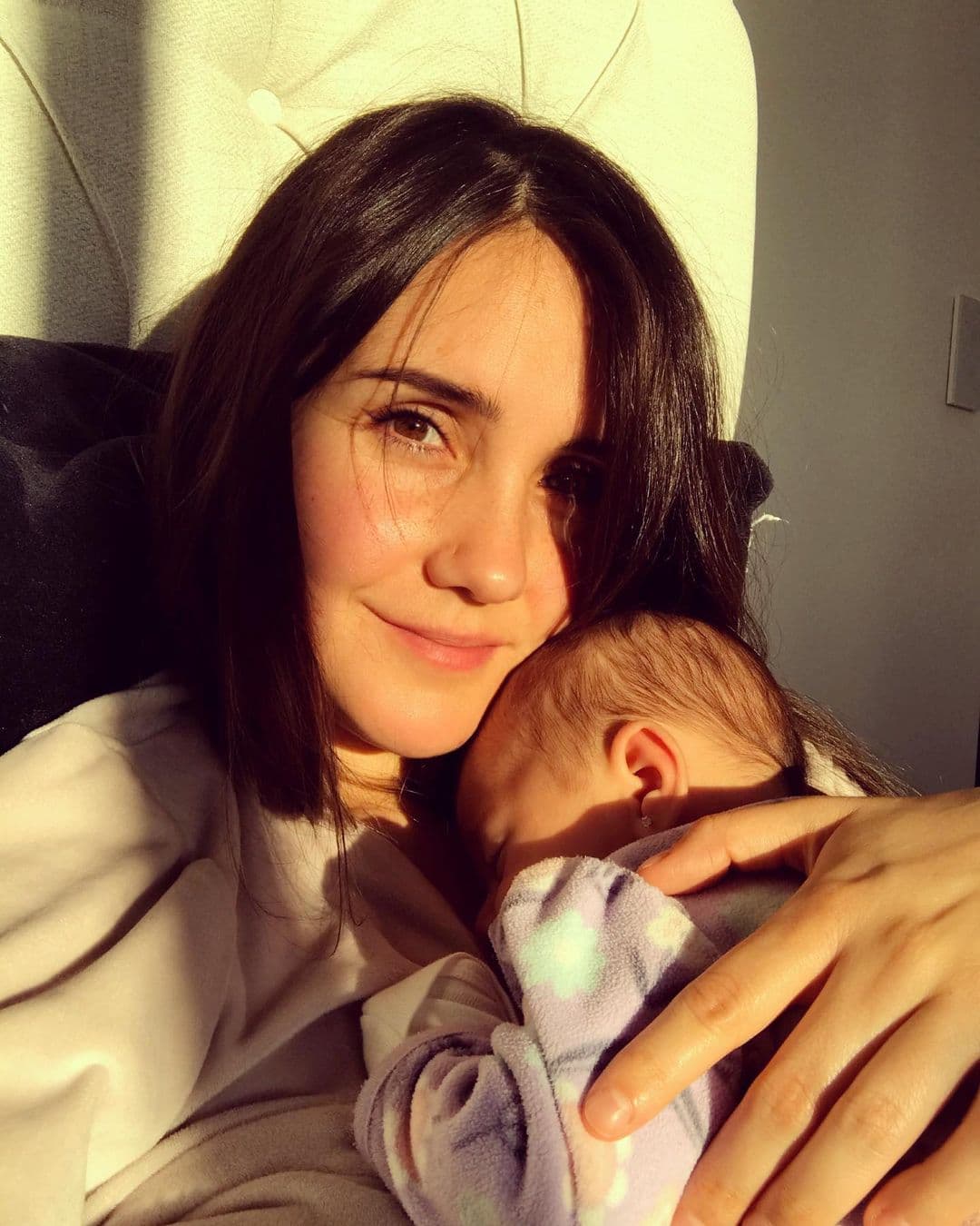 Dulce María, quien anunció el nacimiento de su primogénita el 3 de diciembre de 2020, pasará su primer Día de las Madres con María Paula en su regazo. La bebé es fruto de su matrimonio con el productor Francisco Álvarez.