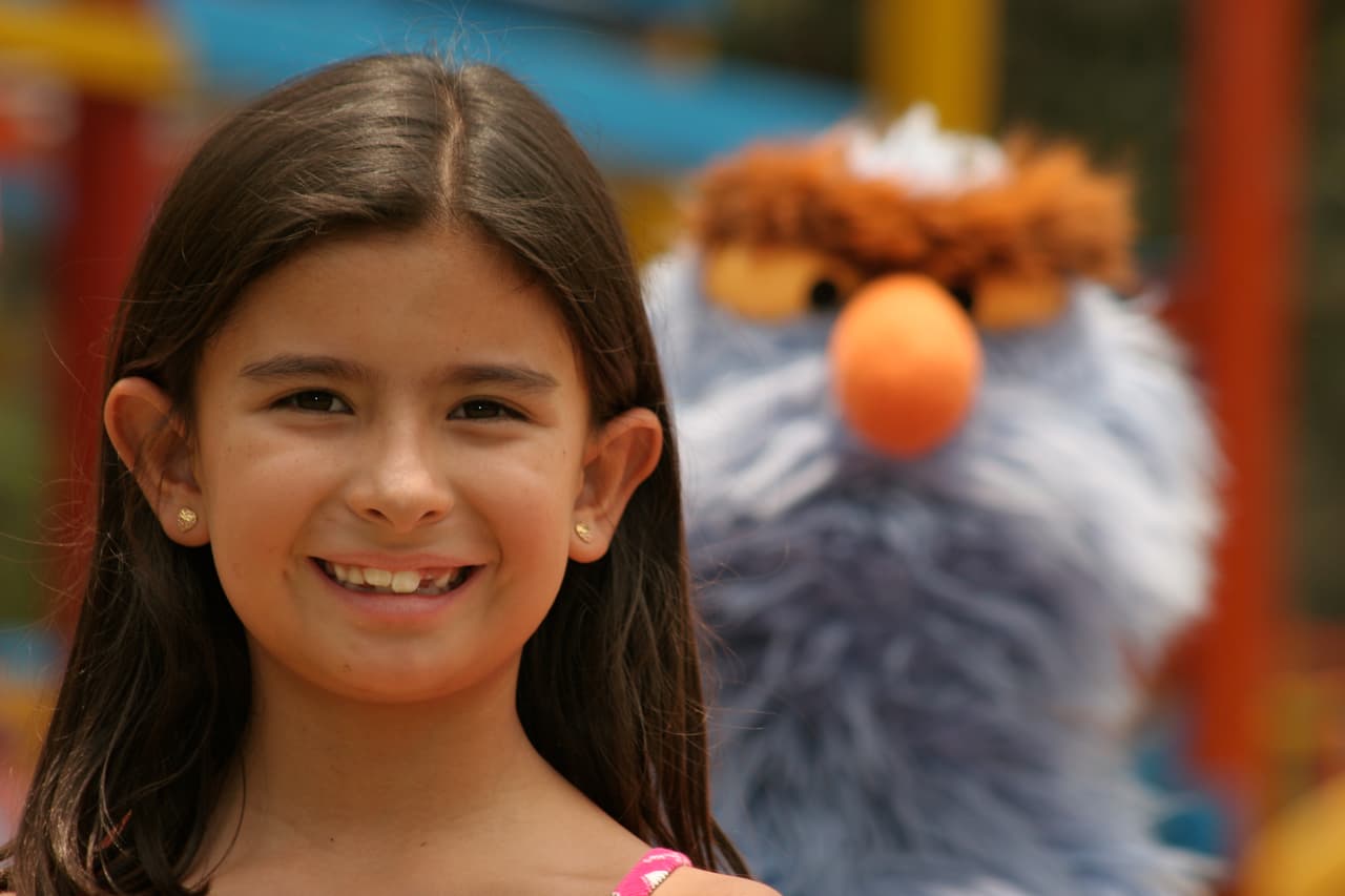 Desde muy pequeña mostró sus ganas por seguir los pasos de su famoso padre. Así que en 2009 participó en la temporada 12 del programa Plaza Sésamo.