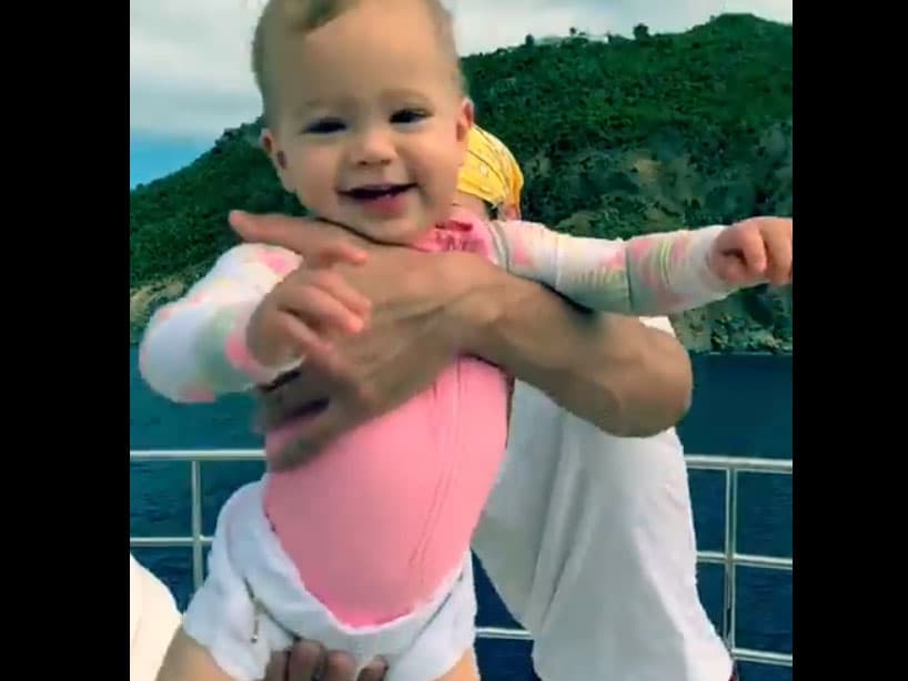 Para celebrar el primer mes de vida de sus mellizos, el 16 de enero de 2018, Enrique y Anna compartieron las primeras fotografías de los pequeños y mostraron sus rostros a través de Instagram.