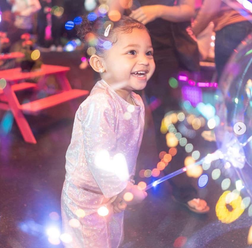 Tal como ocurrió el año pasado, la empresaria realizó el festejo llamado ‘Stormi world’ (el mundo de Stormi), en el que ofreció diversas atracciones de feria a sus invitados.
