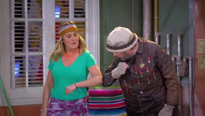 Vanesa "las choca" con el codo.