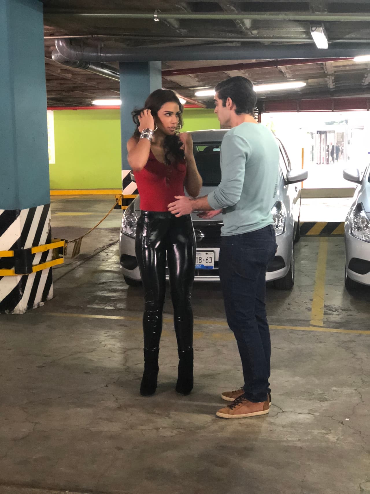 Quien está siendo llevada a la fuerza por un hombre
