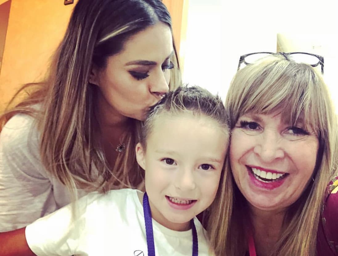 Pero la entrega de Magda Rodríguez no fue solo con los televidentes, sino con el elenco que conformó su equipo de trabajo, tal como lo demostró con Galilea Montijo, Andrea Legarreta, Paul Stanley, Raúl "El Negro" Araiza y Jorge "El Burro" Van Rankin, entre otros, con quienes siempre tuvo una excelente relación laboral y amistosa.