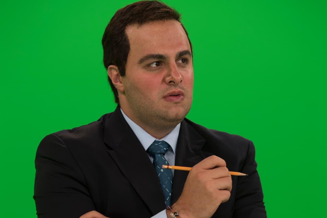 León Krauze dio de qué hablar al interrumpir a los candidatos, casi regañarlos e incluso querer estelarizar el debate. Pero no podemos culparlo de nada pues tiene cara de bebé.
