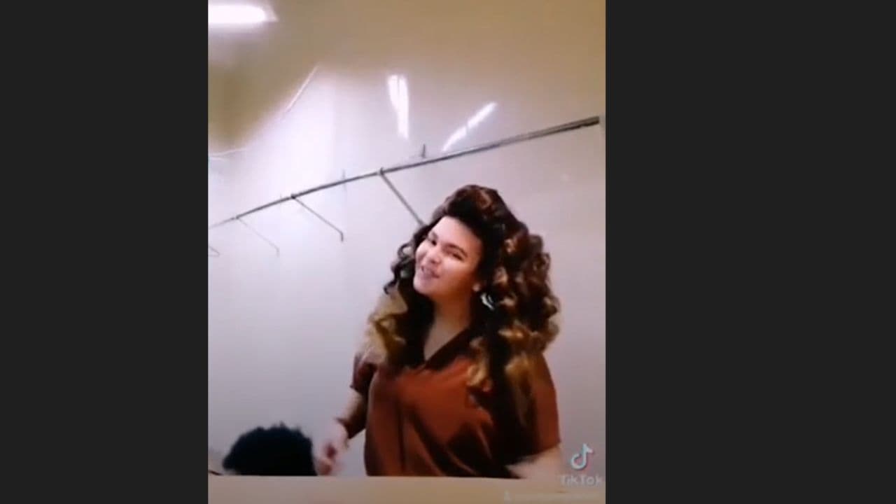 Lucerito Mijares con cabello largo y castaño
