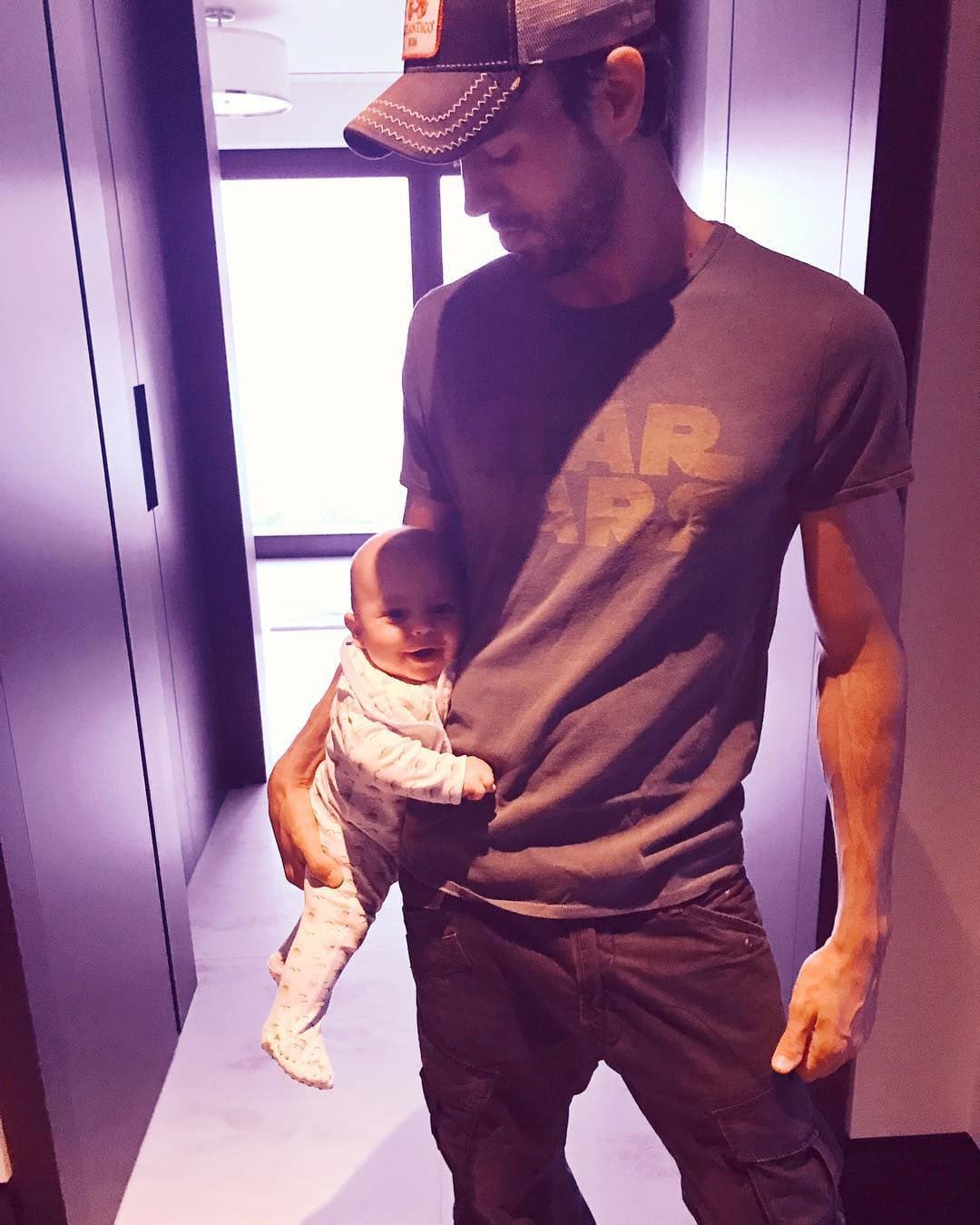 “Aún no puedo creer que seas mía”, escribió el cantante para acompañar una imagen en la que aparece con uno de sus hijos.