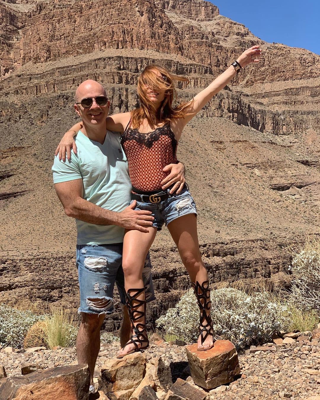 Erika Zaba y su esposo, el empresario Francisco Oliveros, visitaron hace unos días El Gran Cañón, ubicado en el norte de Arizona, Estados Unidos, lugar en el que la cantante dejó ver su abultado vientre.