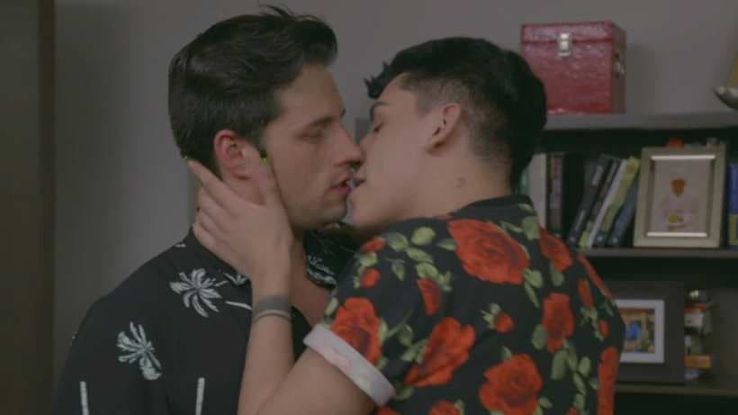 Kunno 'El Rey del Tik Tok' protagoniza apasionado beso en su debut en ‘Como dice el dicho’
