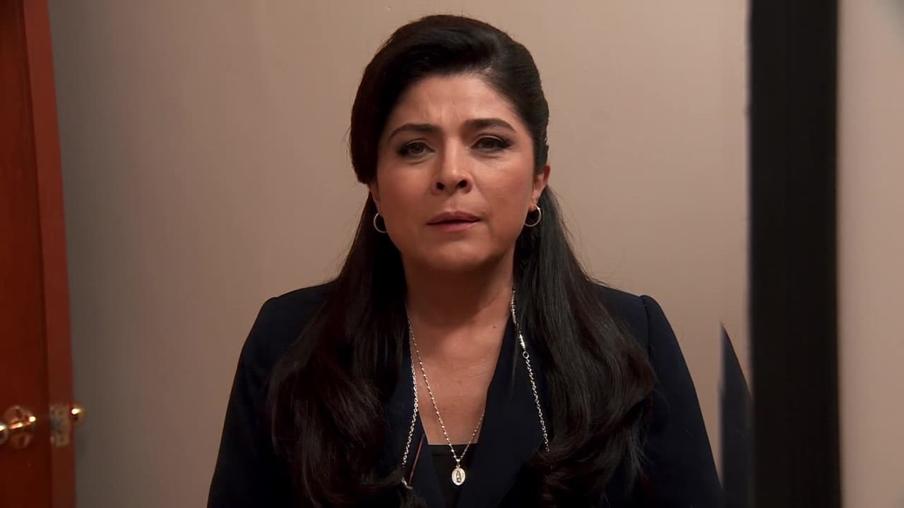 Victoria Ruffo luce trajes sastres y el cabello lacio en 'Corona de lágrimas'.