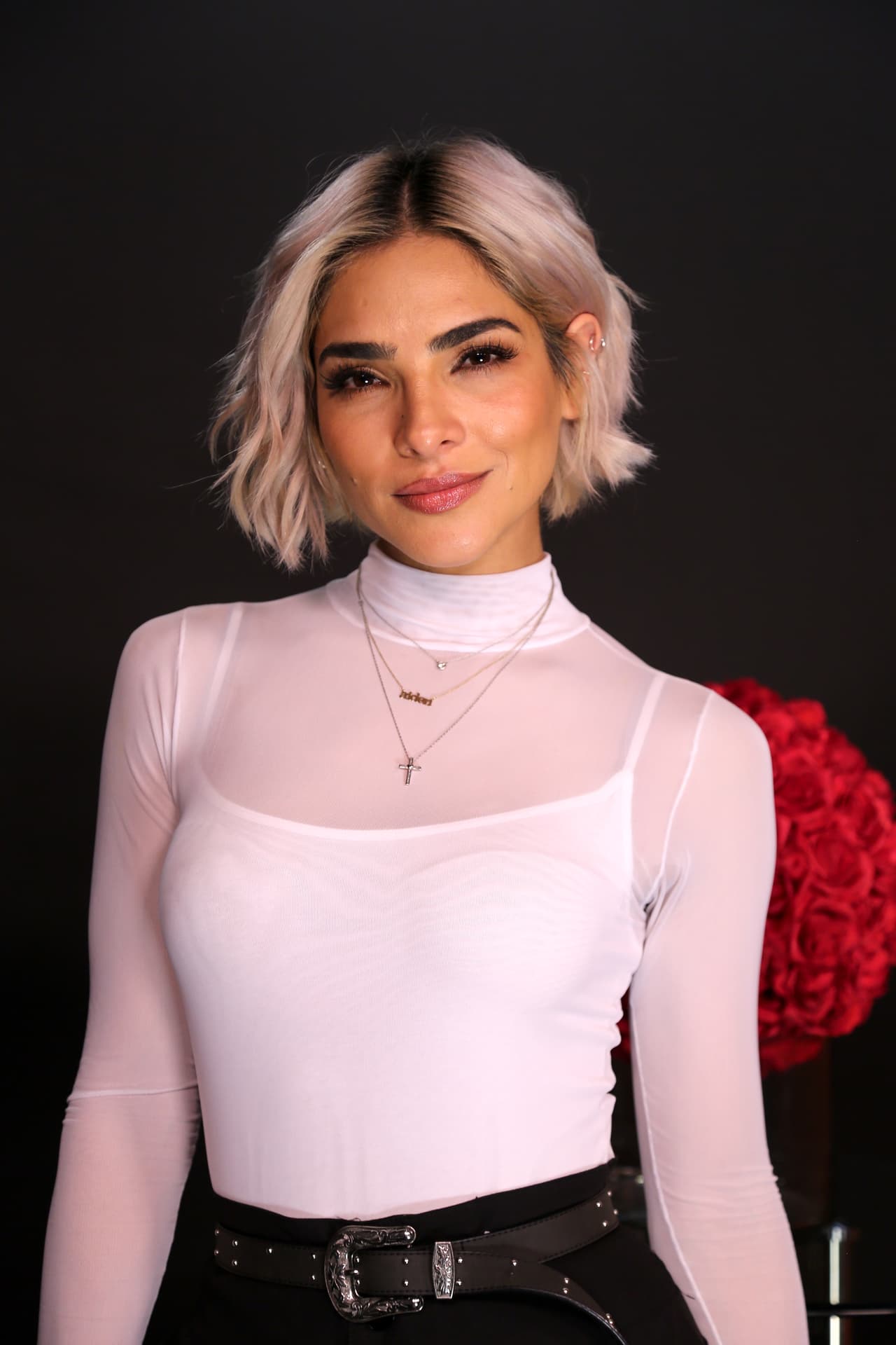 La actriz y presentadora Alejandra Espinoza también dudó en algún momento de la cirugía estética de sus senos e incluso se removió los implantes por un tiempo. Sin embargo, en 2019, reveló a través de sus redes sociales que volvió a pasar por el quirófano para operarse nuevamente. "Me los cambié, así que estoy estrenando 'boobies', pero no les había dicho nada porque estoy teniendo problemitas con una de ellas. (...) pero no me las puse más grandes, solo que están más acomododas".