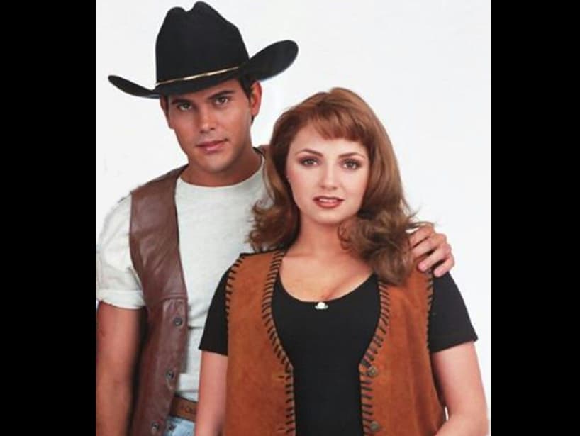 Luego de conocerse en la telenovela 'La Dueña' en 1995, Cynthia Klitbo y Francisco Gattorno protagonizaron un mediático romance por varios años, que incluso culminó en boda. "A Francisco le costó como 6 meses andar conmigo, yo tenía novio y yo decía ‘¿Qué le ven?’, 
<b>y todo México moría por él, y me acabé enamorando hasta los dientes”, dijo</b> la actriz en entrevista para el programa 'Confesiones' .
