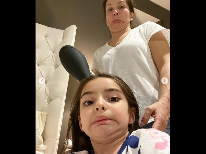 “Efectos de la cuarentena. Día 38 para nosotras. Mientras yo le secaba el pelo antes de dormir, ella se puso a tomar selfies. Aquí el resultado”, precisó la cantante, quien consiguió en muy pocas horas casi 200 mil ‘Me gusta’.