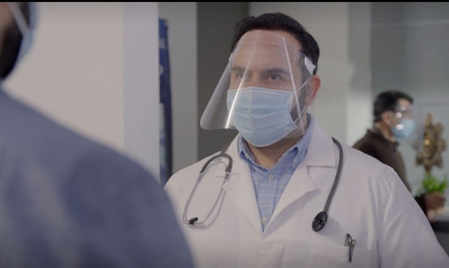 El doctor les informa que su bebé falleció por estar tanto tiempo sin respirar. 
<br>
<br>En el hospital puede observarse cómo todos usan caretas y cubrebocas.
