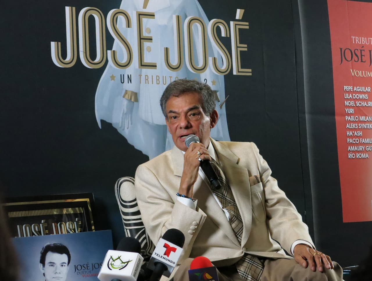 En los primeros años de su carrera, José José consumía mucho alcohol y tiempo después se involucró en el mundo de las drogas