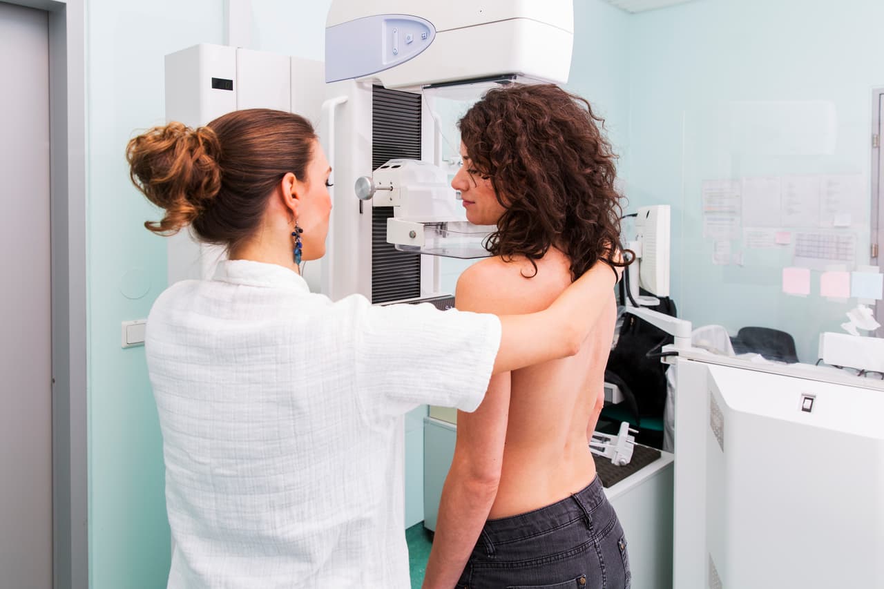 Instituto Nacional de Cancerología (Incan) de México indica que en Latinoamérica, el cáncer de mama se detecta cuando los tumores superan los 6 cm, mientras que en Europa, son detectados cuando miden 1 cm.