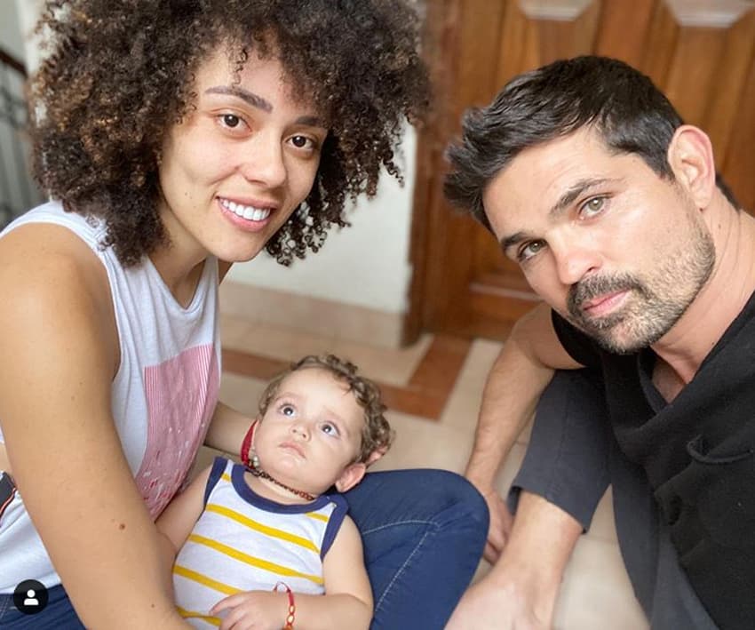 Tadeo, el hijo de Ferdinando Valencia y Brenda Kellerman que cumplirá un año el próximo 24 de abril, debutó en la actuación al formar parte del sketch ‘El mundo al revés’ en el programa de comedia ‘+Noche’ en compañía de sus padres.
