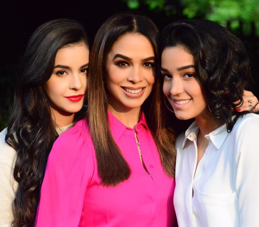 Esta no es la primera vez que el impresionante parecido físico entre Biby Gaytán y sus hijas llama la atención, incluso, las propias Ana Paula y Alejandra han complacido a sus seguidores en redes sociales y canal de YouTube al recrear los looks que su mamá popularizó en los 90s.