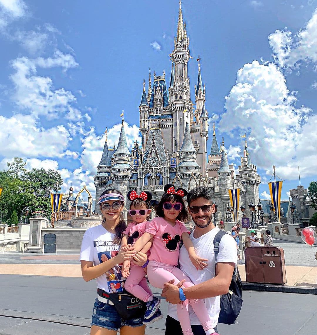 La familia viajó a Estados Unidos al parque de diversiones este verano.