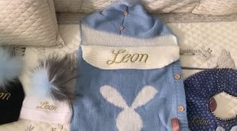 Saquitos de dormir, baberos y gorros bordados también enternecieron las redes sociales de la actriz.